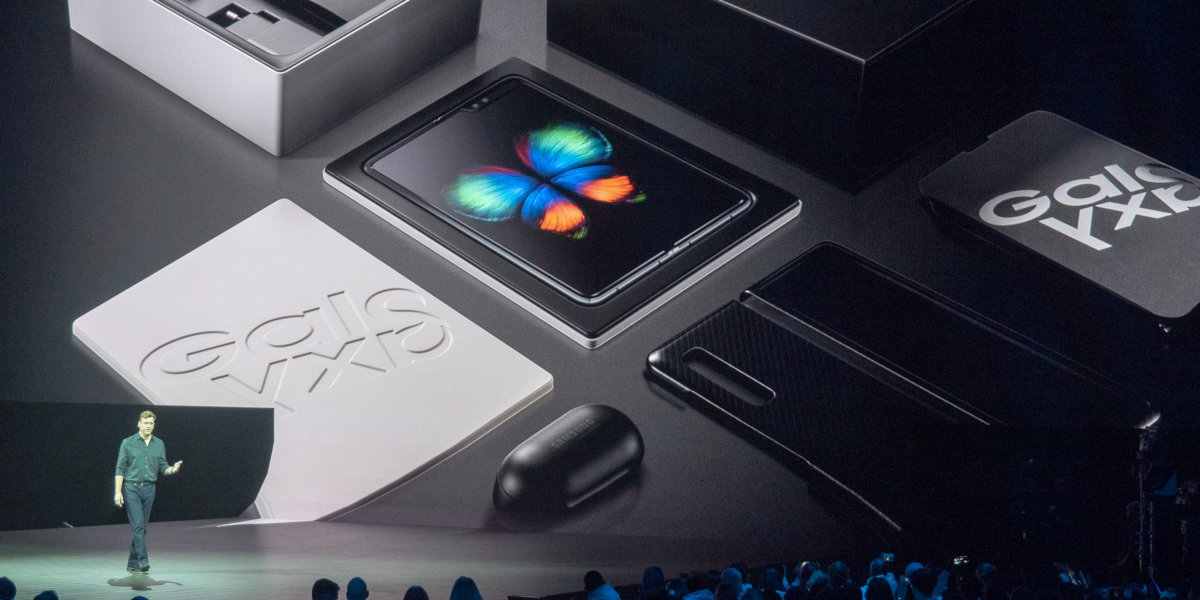Une paire de Galaxy Buds et une housse de protection vendues avec chaque Galaxy Fold Une paire de Galaxy Buds et une housse de protection vendues avec chaque Galaxy Fold