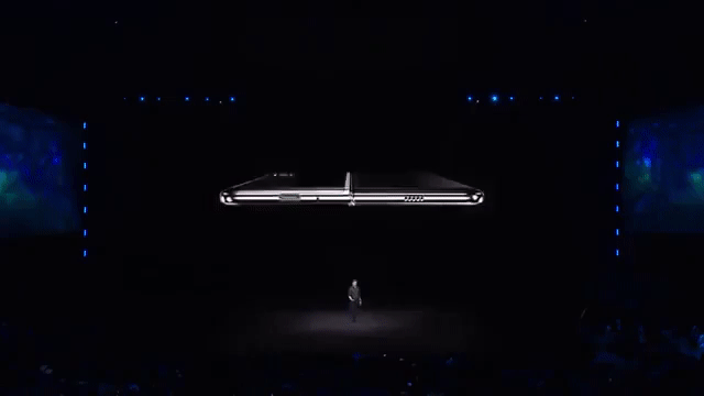 Gros plan sur la charnière du Galaxy Fold Gros plan sur la charnière du Galaxy Fold