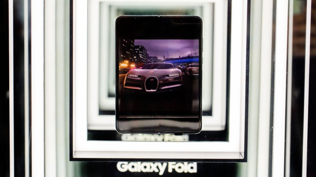 Exposition du Samsung Galaxy Fold derrière les vitres réfléchissantes durant le MWC 2019